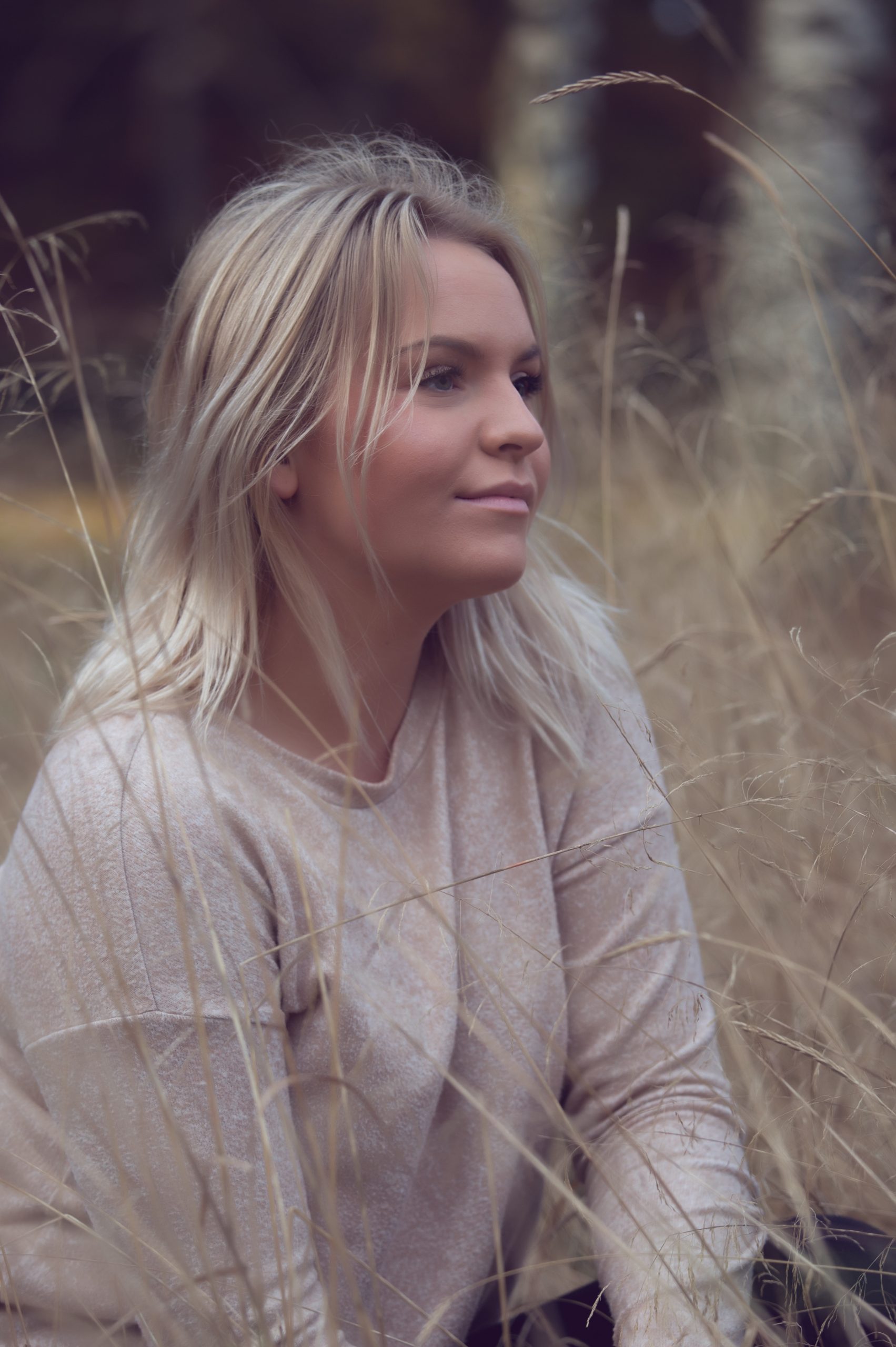 Varm och kärleksfull familjefotografering i en naturlig utomhusmiljö, fångad i en tidlös svartvit stil. Familjen delar ett ömt ögonblick tillsammans, med lekfulla uttryck och närhet. Fotograferad av Fotograf Frida Hansson, verksam i Tvååker, Varberg.